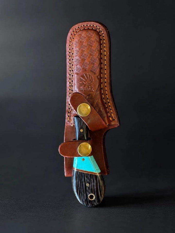 Titan International Titan "Malachite Range" Bull Cowboy Cutter | Sheepfoot
Damascus Steel | Turquoise Inlay Wenge &amp; Malachite
Handle | Engraved Western Leather Sheath